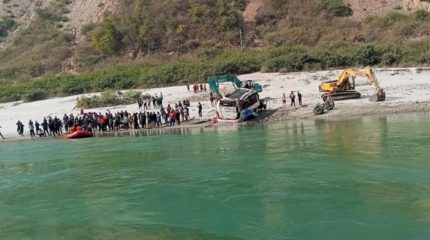 रामेछापको मन्थलीमा यात्रुबाहक बस दुर्घटना, मृतक संख्या १२ पुग्यो