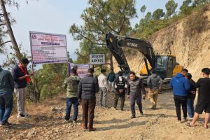 खोटाङमा १७ करोड लागतमा सडक कालोपत्र सुरु, दुई वर्षभित्र सम्पन्न गर्ने लक्ष्य