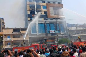 इटहरीको पूर्वाञ्चल क्याफेमा आगलागी, दुई घण्टापछि मात्रै नियन्त्रणमा