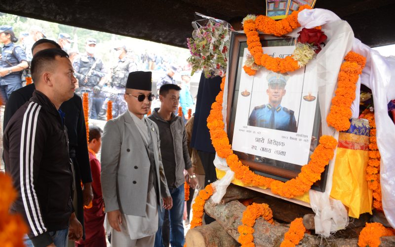 दुर्घटनामा ज्यान गुमाएका इन्स्पेक्टर अभय लामाको अन्त्येष्टि