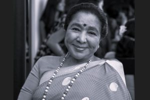 प्रसिद्ध भारतीय गायिका आशा भोसलेको ९२ वर्षको उमेरमा निधन