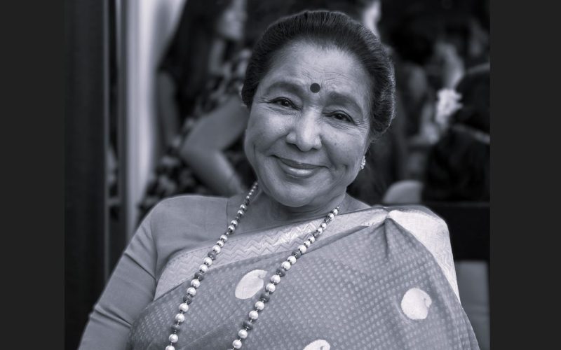 प्रसिद्ध भारतीय गायिका आशा भोसलेको ९२ वर्षको उमेरमा निधन