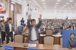 प्रतिनिधिसभामा फेरि हर्क साम्पाङको विरोध, पोस्टर देखाएर ध्यानाकर्षण