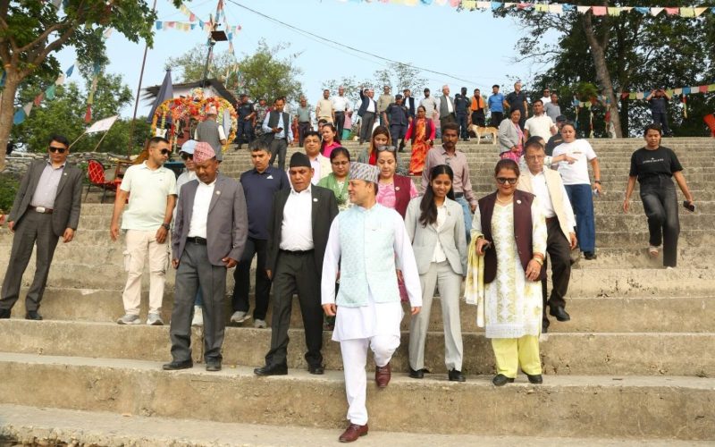 उच्चस्तरीय संसदीय टोलीद्वारा टीकापुर पार्कको अवलोकन