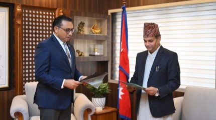 धितोपत्र बोर्डका अध्यक्ष डा. गोपालप्रसाद भट्टले लिए शपथ, पुँजी बजार सुधारमा स्पष्ट कार्ययोजना पेश गर्न अर्थमन्त्रीको निर्देशन