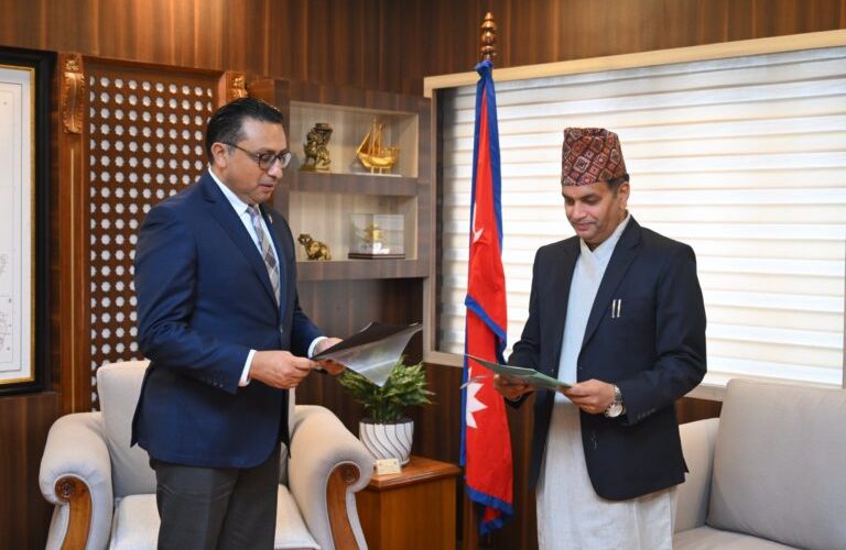 धितोपत्र बोर्डका अध्यक्ष डा. गोपालप्रसाद भट्टले लिए शपथ, पुँजी बजार सुधारमा स्पष्ट कार्ययोजना पेश गर्न अर्थमन्त्रीको निर्देशन
