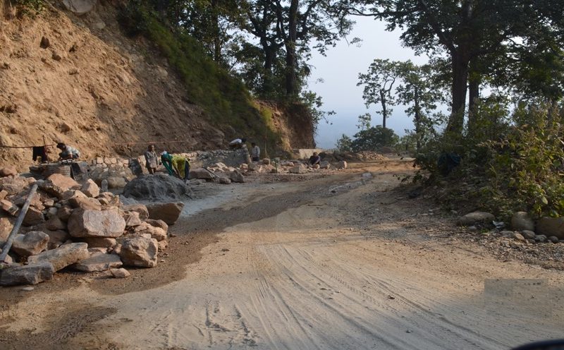 कञ्चनपुरका १५ सडक आयोजनाका ठेक्का तोडियो, निर्माणमा ढिलाइ र अलपत्र अवस्थापछि कडा कदम