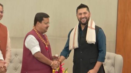 भाजपा मुख्यालयमा रवि लामिछानेको भव्य स्वागत, अध्यक्ष नीतिन नविनसँग भेट