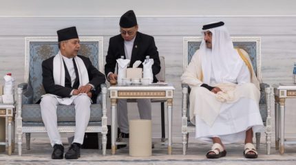 कतारका अमिरसँग उपराष्ट्रपति यादवको भेट, राष्ट्रपतिको समवेदनापत्र हस्तान्तरण