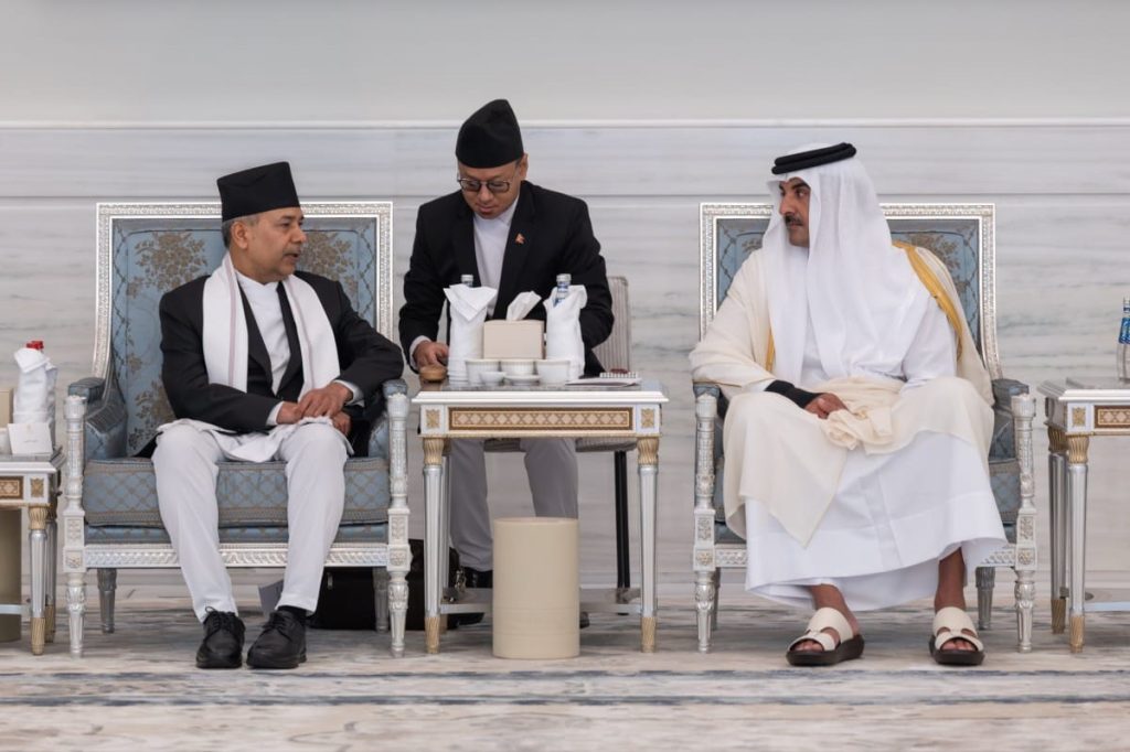 कतारका अमिरसँग उपराष्ट्रपति यादवको भेट, राष्ट्रपतिको समवेदनापत्र हस्तान्तरण