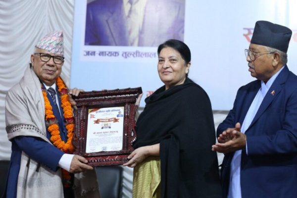 पूर्वराष्ट्रपति भण्डारीद्वारा माधवकुमार नेपाल सम्मानित