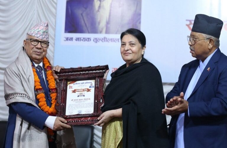 पूर्वराष्ट्रपति भण्डारीद्वारा माधवकुमार नेपाल सम्मानित